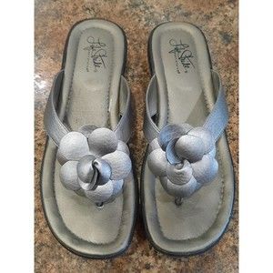 Life Style Soft System Metallic Silver Flip Flop, Wide Straps | Flowers | sz 9M